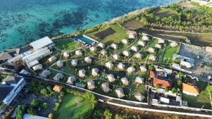 una vista aerea di un complesso residenziale vicino all'acqua di Glamp Nusa a Nusa Dua