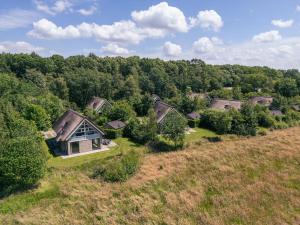 una vista aérea de una casa en una colina en Summio Buitenplaats de Marke van Ruinen, en Ruinen