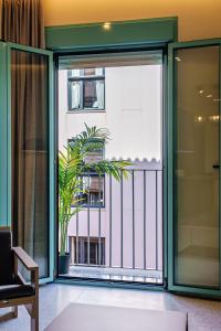 otwarte drzwi na balkon z rośliną w obiekcie SUNSET MALAGA - PRIME & DESIGN w Maladze