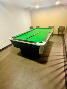 Biliár nebo kulečník v ubytování Bliss Nirvana Resort, Lonavala