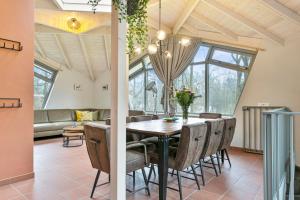 a dining room with a table and chairs at Summio Vakantiepark Herperduin in Herpen +16 photos