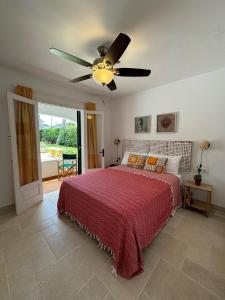 Ένα ή περισσότερα κρεβάτια σε δωμάτιο στο Apartment with garden and swimming and beach +79 φωτογραφίες