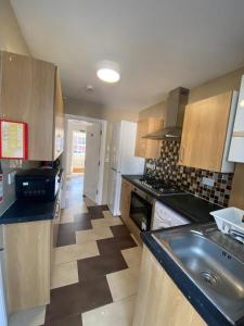 Kuchyň nebo kuchyňský kout v ubytování THE ROYAL BOUTIQUE LONDON LODGE By HEATHROW SLEEP 8 + 34 fotografií