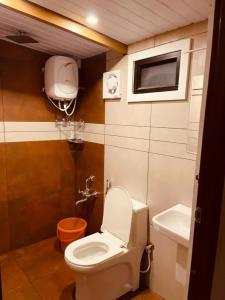 ein Badezimmer mit Toilette und Waschbecken in der Unterkunft Hill View 'A'Frame Villa Wayanad in Vythiri + 14 Fotos
