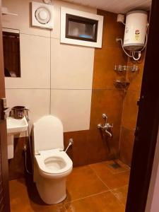ein Badezimmer mit Toilette, Waschbecken und Dusche in der Unterkunft Hill View 'A'Frame Villa Wayanad in Vythiri