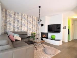 a living room with a couch and a tv at Kapitäns-Residenz in Göhren-Lebbin