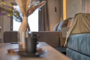 Ein Sitzbereich in der Unterkunft Wellnest Hotel