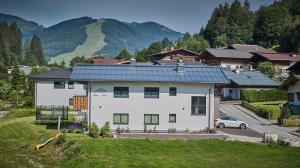 dom z panelami słonecznymi na górze w obiekcie Haus Joan - Apartments w Saalbach Hinterglemm