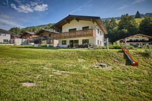 dom ze zjeżdżalnią przed dziedzińcem w obiekcie Haus Joan - Apartments w Saalbach Hinterglemm