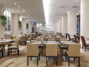 Reštaurácia alebo iné gastronomické zariadenie v ubytovaní Mercure Warszawa Grand