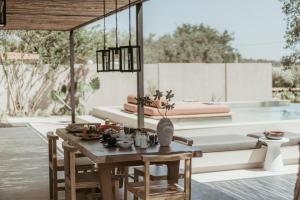 Patio nebo venkovní prostory v ubytování Pure Beachfront Villa with Pool