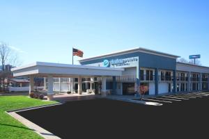 een gebouw met een parkeerplaats ervoor bij Clarion Pointe Statesville in Statesville