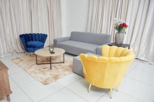 Serene Haven Apartments II的休息区
