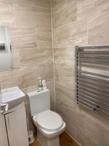 un bagno con un water bianco e un lavandino di Luxurious Entire Home, Leicester Square, Covent Garden, Tottenham Court Road a Londra