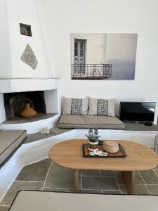 sala de estar con mesa de centro y chimenea en Plakoto House, en Exámbela