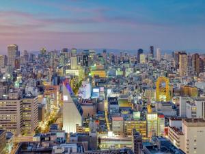 ein Blick auf eine Stadt bei Nacht in der Unterkunft Swissotel Nankai Osaka in Osaka