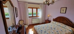 ein Schlafzimmer mit Bett, Schreibtisch und Fenster in der Unterkunft Casa Angelín Muros del Nalón 4 Hab, 2 baños 1 aseo - VV-3049-AS in Muros de Nalón