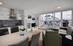 een keuken en woonkamer met een tafel en stoelen bij Hausboot in Olpenitz