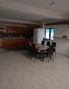 Kuchyň nebo kuchyňský kout v ubytování New Spacious Villa!