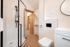 Ένα μπάνιο στο Cilantro Apartments +38 φωτογραφίες