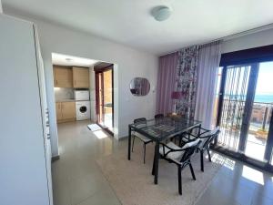 ein Esszimmer mit Tisch und Stühlen und eine Küche in der Unterkunft Buena vista apartment in Isla Plana