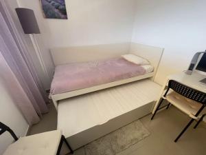 ein kleines Schlafzimmer mit einem kleinen Bett und einem Schreibtisch in der Unterkunft Buena vista apartment in Isla Plana