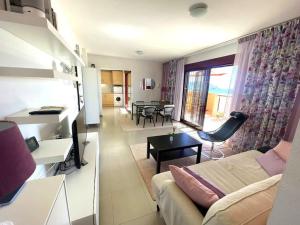 ein Wohnzimmer mit Sofa und Tisch in der Unterkunft Buena vista apartment in Isla Plana