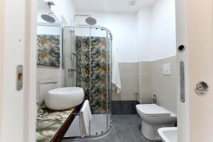 un bagno con wc e doccia in vetro di MaryGiò a Salerno