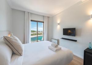 Postel nebo postele na pokoji v ubytování Hotel Montjoi by Brava Hoteles
