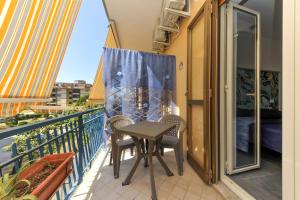 un balcone con tavolo e sedie su un balcone di MaryGiò a Salerno