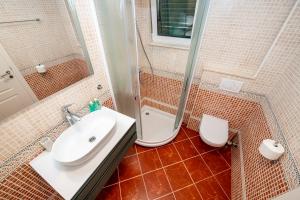 een badkamer met wastafel, douche en toilet bij Boka Apartment 1 in Herceg-Novi +11 foto's