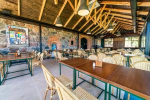 Reštaurácia alebo iné gastronomické zariadenie v ubytovaní Stare Sady Chillout Rooms "Pod Jabłoniami"