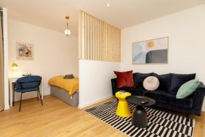 モンテリマールにあるHavre Provençal - Appartement Confort - Centre villeのソファとベッドのあるリビングルーム