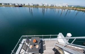 een tafel op het dek van een boot in het water bij Marina Rainbow in Olpenitz