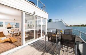 een terras op een jacht met een tafel en stoelen bij Marina Rainbow in Olpenitz