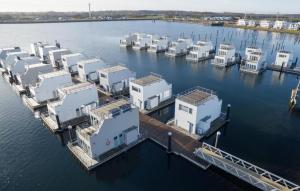 een luchtfoto van een haven met witte huizen bij Marina Rainbow in Olpenitz
