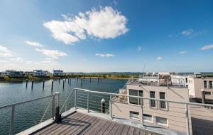 een boot ligt aangemeerd aan een steiger op het water bij Marina Rainbow in Olpenitz