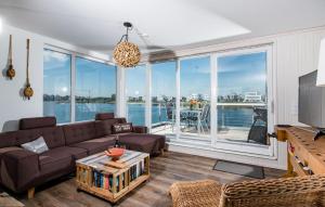 een woonkamer met een bank en een groot raam bij Marina Rainbow in Olpenitz +20 foto's