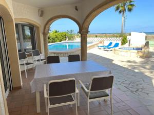 Hồ bơi trong/gần Chalet en la Playa con Piscina Privada - holaVivienda Inmobiliaria +7 ảnh