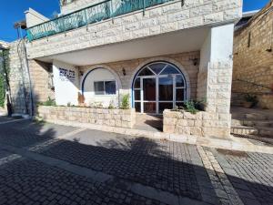un bâtiment avec une porte sur le côté d'une rue dans l'établissement בית יעקב, à Safed 7 autres photos