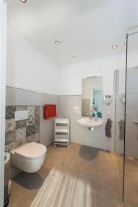 Koupelna v ubytování Ferienwohnung 1 (barrierefrei), Hoddersdiek 1 + 13 fotografií