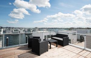 een balkon met uitzicht op een waterpartij bij Bente in Olpenitz