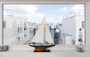 een kleine zeilboot in een raam bij Bente in Olpenitz +14 foto's