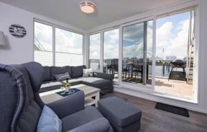 een woonkamer met een bank en een groot raam bij Bente in Olpenitz