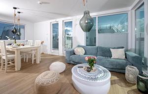 una sala de estar con un sofá y una mesa en Sanibel, en Olpenitz