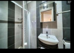 a bathroom with a sink and a mirror at spacieux Bel appartement 4 personnes centre Menton in Menton