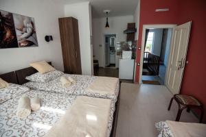 Una cama o camas en una habitación de Apartmani DB na Limu, Prijepolje