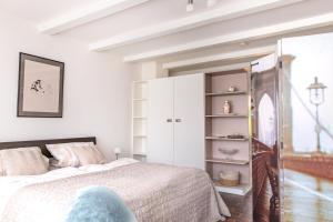 Un dormitorio con una cama y una estantería. en Ferienappartement Hennen, en Konz