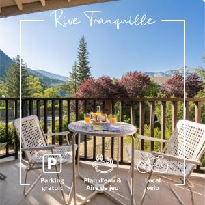 a table and chairs on a balcony with a view at Rive Tranquille - Plan d'eau - Accès au lac in Jausiers