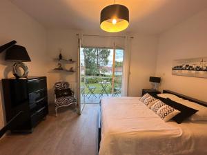 Postel nebo postele na pokoji v ubytování Chambre d hôte village aéronautique Biscarrosse